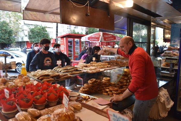 Adana'da bir pastane dolar düşünce bedava poğaça, simit dağıttı