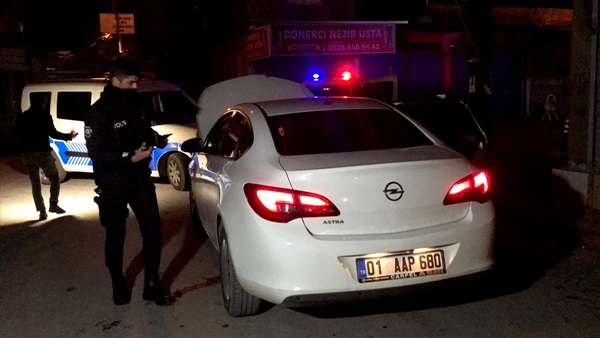 Adana'da çalıntı otomobille kaçmaya çalışan üç kişi kovalamacayla yakalandı