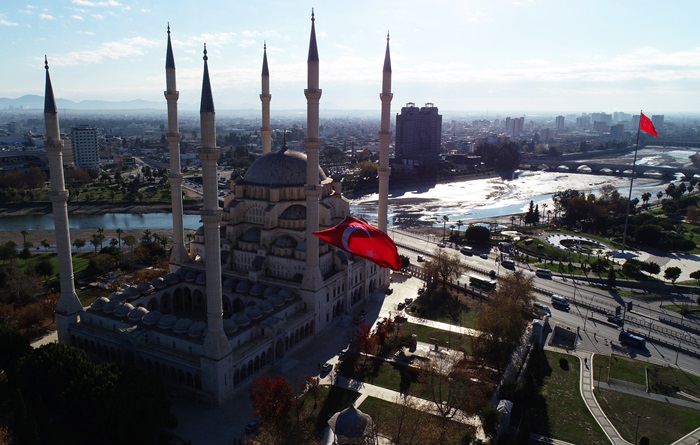 Türkiye’nin en büyük ilk bayrağı Merkez Camisi’nde dalgalandırıldı.