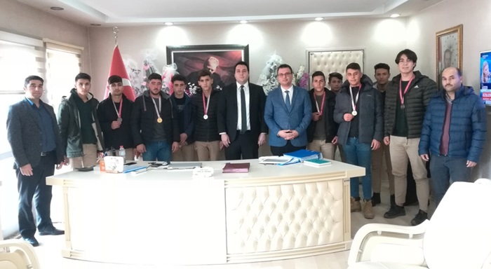 Aladağ Kaymakamı Berker Çırak, başarılı güreşçileri kabul etti