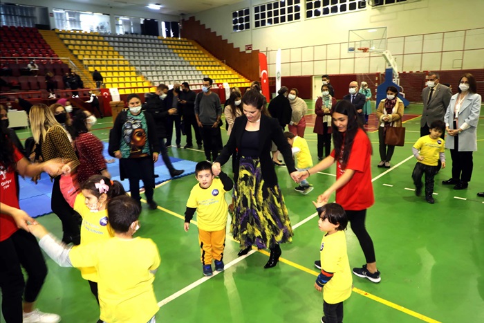 Rektör Prof. Dr. Tuncel Özel Gereksinimli Çocuklarla Dans Edip, Spor Materyalleri Hediye Etti