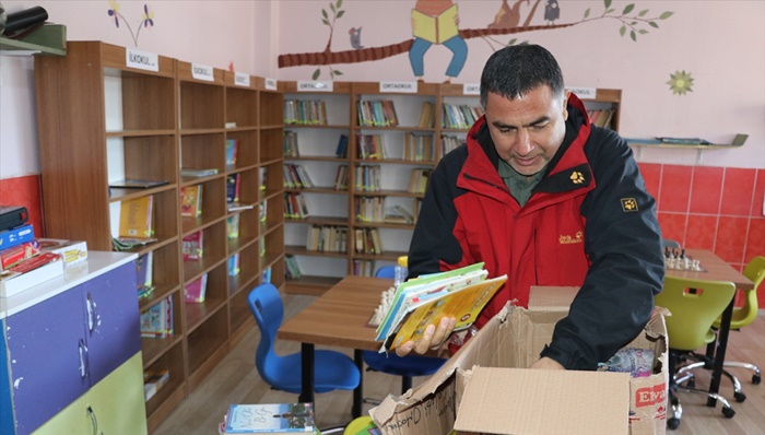 Kaybettikleri arkadaşları anısına kırsaldaki okula kütüphane kazandırdılar