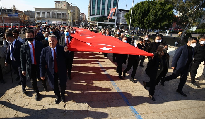 Adana'nın kurtuluşunun 100. yılına özel 3 bin 628 metrelik Türk bayrağı açıldı