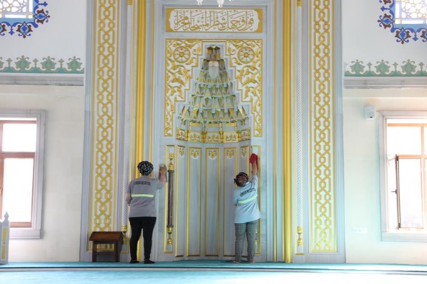 Yüreğir'de Cami, cemevi, türbe, mescitler temizleniyor..