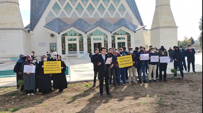 ÇÜ İlahiyat Fakültesi Öğrencileri Hz. Meryem’e hakaret içeren değerlendirmeleri protesto etti..