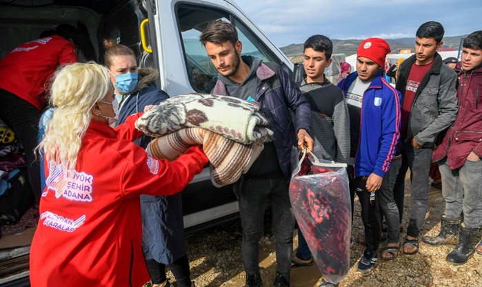 Adana'da sağanakta çadırları zarar gören tarım işçilerine yardım