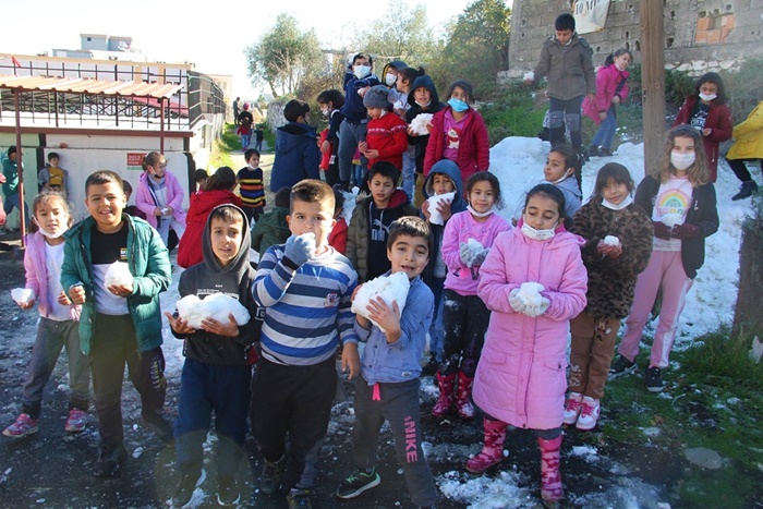 Adana'da öğrencilerin kar sevinci