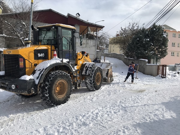 Adana-Aladağ kara yolunda kar temizleme çalışması yapılıyor