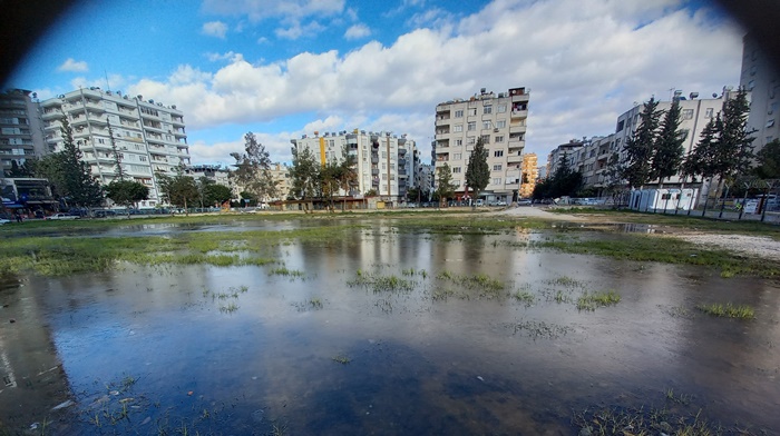 Adana'da su birikintileri buz tuttu