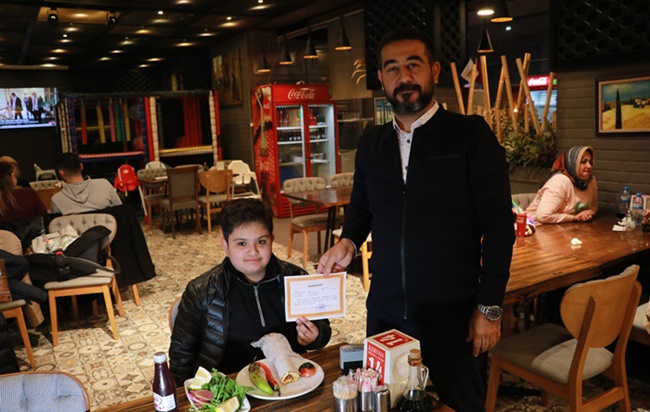 Takdir ve teşekkür belgesi alan öğrencilere Adana Kebap