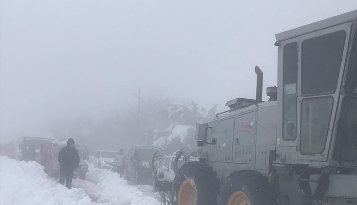 Adana'da kardan kapanan yollarda çalışma yapılıyor