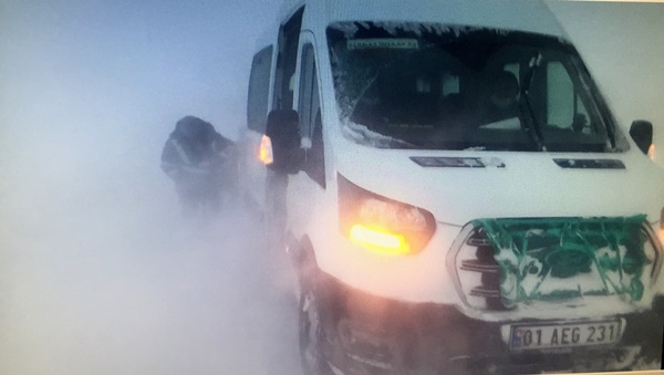 Tufanbeyli Sibirya gibi, işçi servisi tipide yolda kaldı