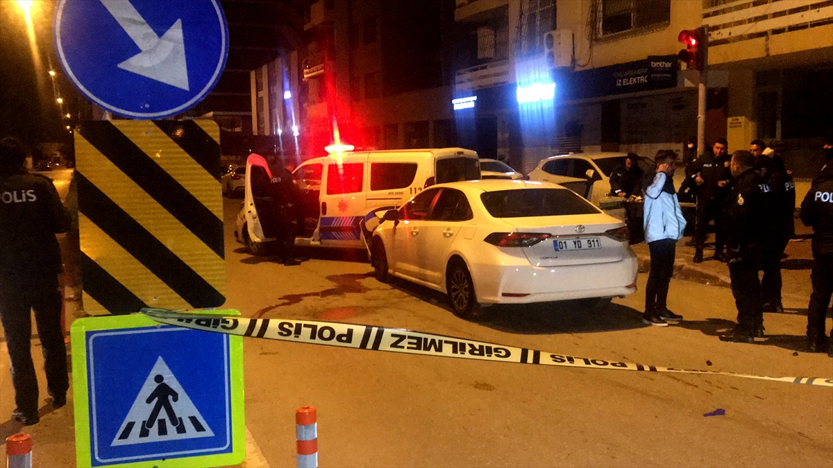 Adana'da sürücüsü rahatsızlanan otomobil polis aracına çarptı