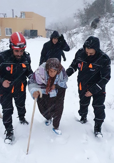 Evinde mahsur kalan yaşlı kadın kurtarıldı