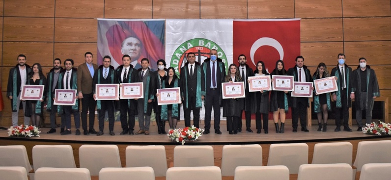 Adana Barosunda stajını tamamlayan 12 avukat cübbelerini giydi