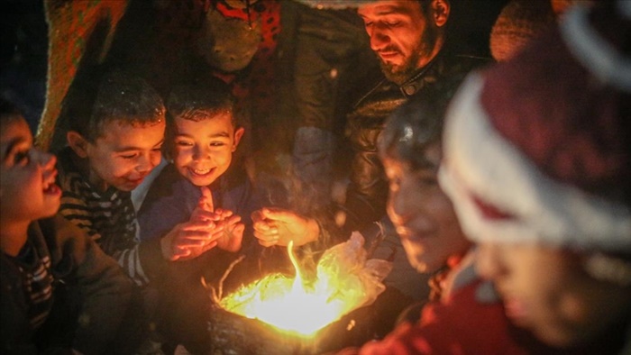 İdlib'deki kamplarda siviller geceleri ısınmak için kıyafetlerini yakıyor