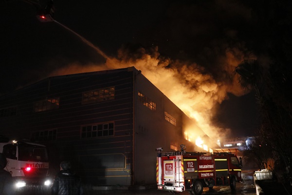 Adana’da hijyenik ürün üretim fabrikasının deposunda yangın