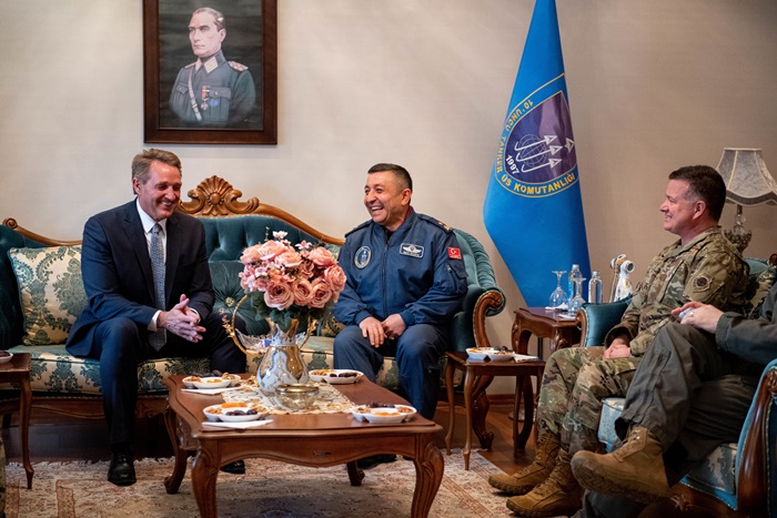 ABD Ankara Büyükelçisi Jeff Flake, İncirlik’te