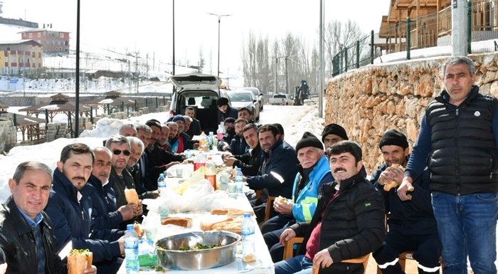 Tufanbeyli Belediyesinden karla mücadelede çalışan personele yemek ikramı