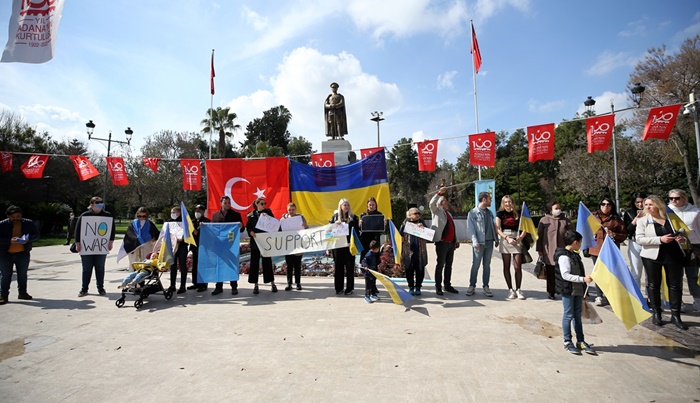 Adana'da yaşayan Ukraynalılar, Rusya'nın askeri müdahalesine tepki gösterdi