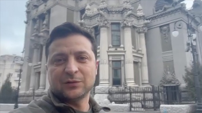 Zelenskiy, ülkesini terk etmediğini ve Rusya'ya karşı savaşacaklarını bildirdi