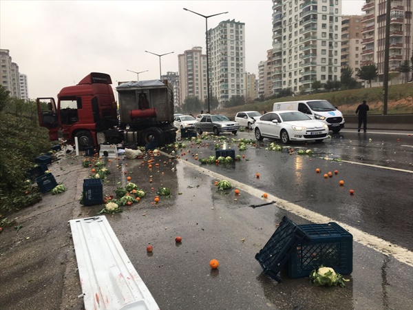 Adana'da otoyolda zincirleme trafik kazasında bir kişi yaralandı