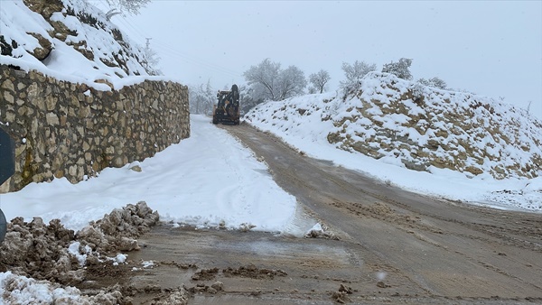 Hatay'da kar yağışı nedeniyle 21 mahallenin yolu ulaşıma kapandı