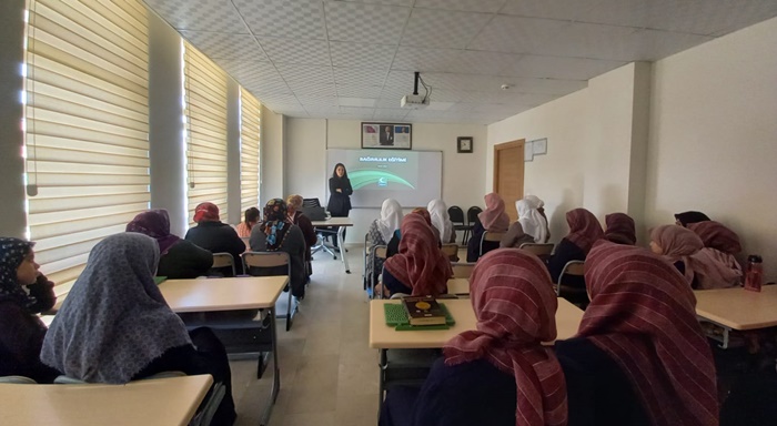 Hacı Menekşe Hatun ve Bilal-i Habeşi Kız Kur-an Kursu öğrencilerine YEDAM tarafından Bağımlılık eğitimi verildi.