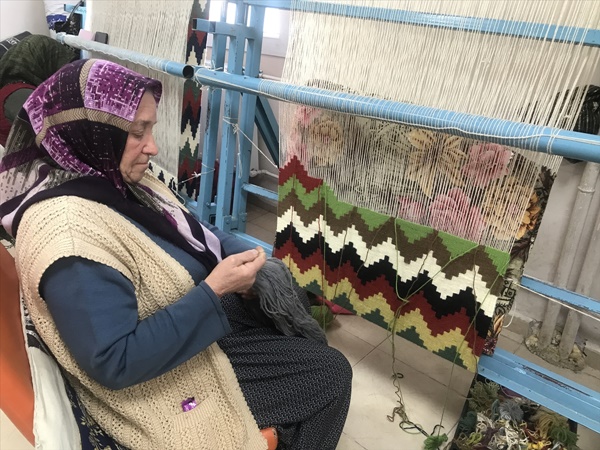 Aladağ'da halı ve kilim dokumacılığı kursu açıldı