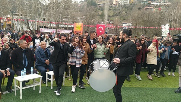 Şarkıcı Latif Doğan, Feke'nin kurtuluş gününde konser verdi