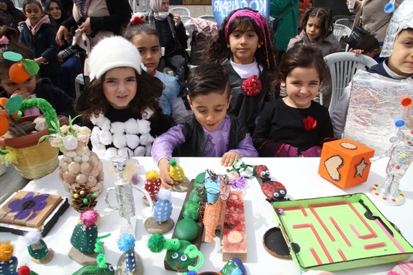 Adana'da çocuklar, atık materyallerle hazırladıkları kostümleri defileyle tanıttı