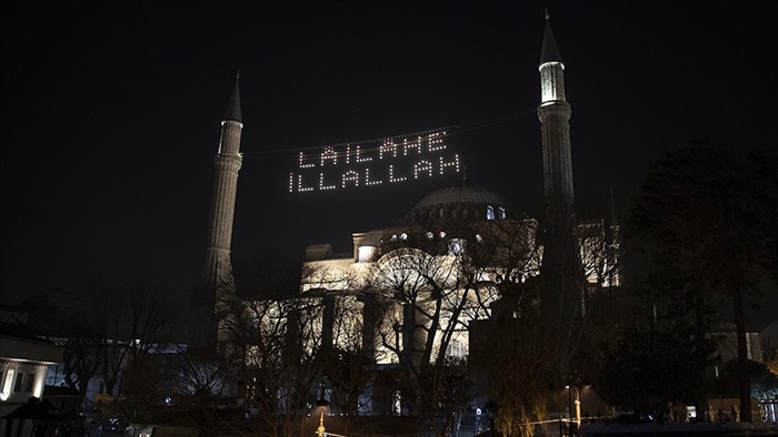 Ayasofya-i Kebir Cami-i Şerifi'ne "La ilahe illallah" mahyası asıldı