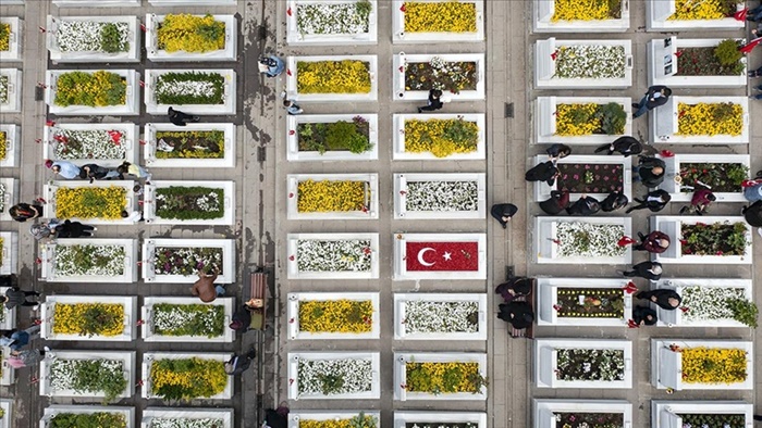 Adana'da şehitliklerde bakım, onarım ve temizlik çalışması yapıldı