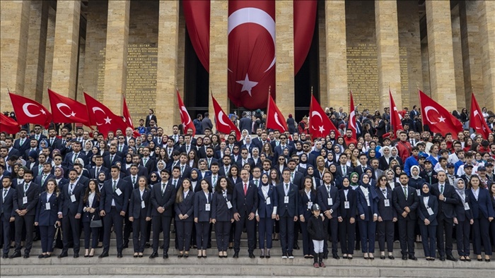 Yol Uzun da Olsa Ne Var, Yürüyelim Arkadaşlar