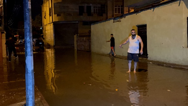 Adana'da sağanak nedeniyle bazı evleri ve iş yerlerini su bastı