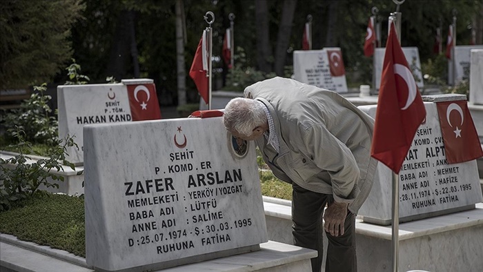 Şehit yakınlarından Babalar Günü'nde şehitlik ziyareti