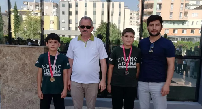 Adana Kıvanç Anadolu İmam Hatip Lisesi öğrencilerine madalya ve karne dağıtımı yapıldı.