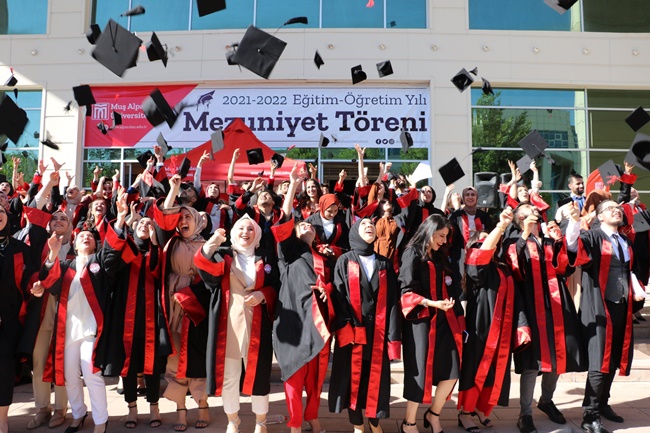 Muş Alparslan Üniversitesi’nde Mezuniyet Heyecanı Başladı