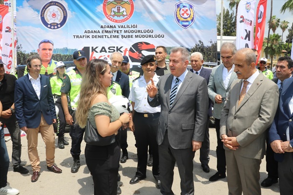 Adana'da motosiklet sürücülerine kask dağıtımı