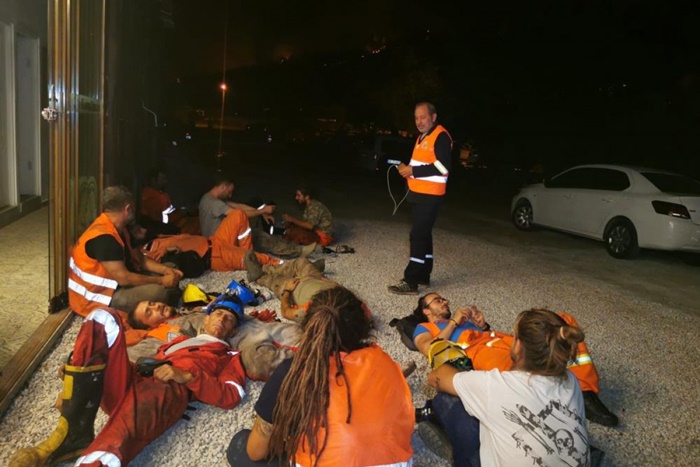 Onlar yangının gönüllü kahramanları: Toprak üzerinde dinlenip söndürme çalışmalarına katılıyorlar