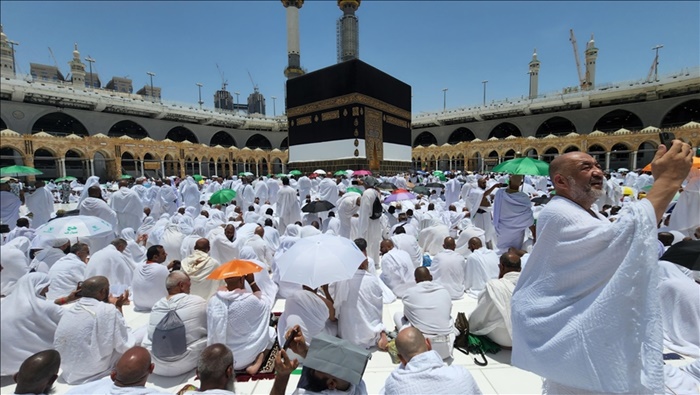 Yüz binlerce hacı adayı cuma namazını Mescid-i Haram'da kıldı