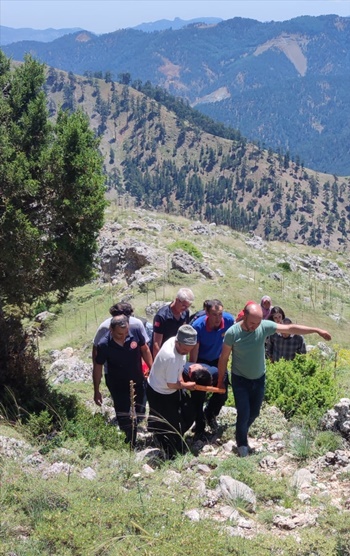 Adana'da kayalıklardan düşen çoban yaralandı