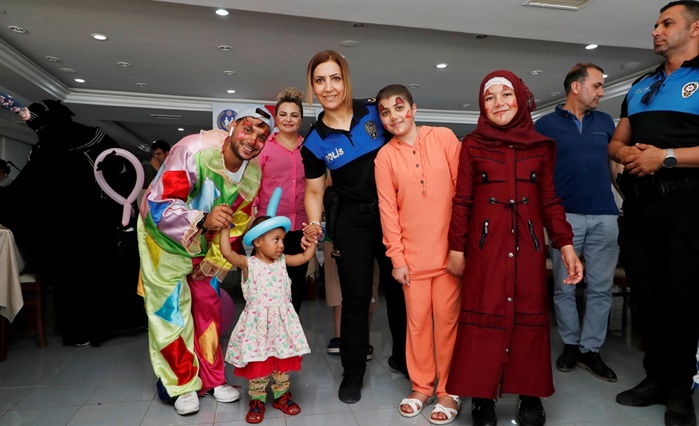 Adana'da polis, lösemili 22 çocuğu lunaparka götürdü