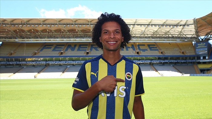 Brezilyalı futbolcu Willian Arao resmen Fenerbahçe'de