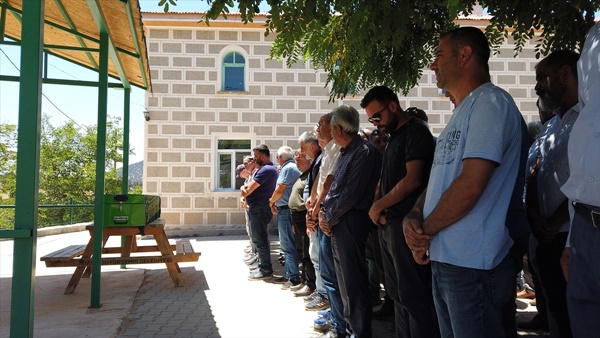 Adana'da göçük altında yaşamını yitiren 2 kişinin cenazeleri defnedildi