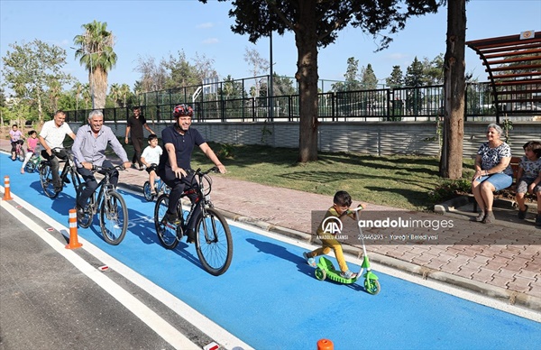 Adana'da bisiklet yolu açıldı