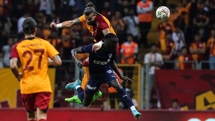 Galatasaray yine son dakikalarda Gomis ile güldü