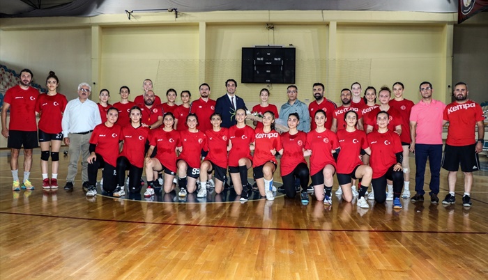 Adana İl Gençlik ve Spor Müdürü Çintimar'dan milli hentbol sporcularına ziyaret