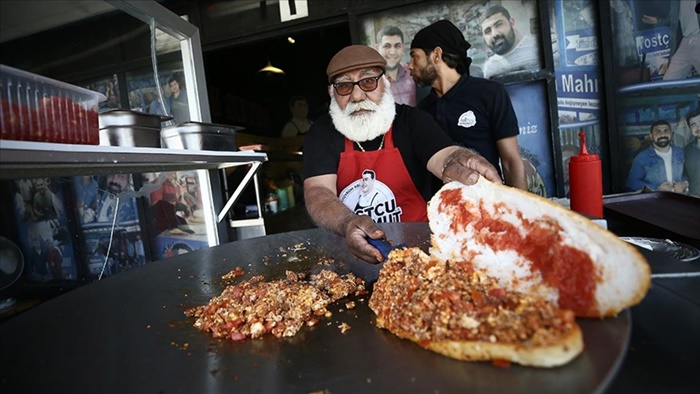 Lezzet tutkunlarının gözdesi Adana'nın 'ütü tostu'