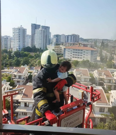 Adana'da bir evde çıkan yangında mahsur kalan aileyi itfaiye ekipleri kurtardı